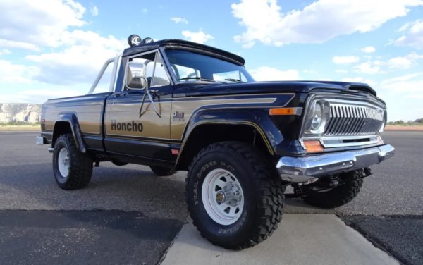 Honcho беше ограничено издание от края на 70-те и началото на 80-те, което означава, че в наши дни има много малко бройки в добро състояние. Смел дизайн, зашеметяващи цветове и привличащи вниманието графики, този пикап  се открояваше от тълпата.

Няма точна цифра на произведените машини, но не са много , въпреки че се продаваше между 1976 до 1983 г. Тази рядкост превърна Honcho в легенда сред колекционерите. Не само открояващият се дизайн и репутацията му го държат на върха.

Чистокръвен Jeep, предназначен да покори всяка пътека и дори да сеопре на по- модерните офроудъри. Той представлява ера в американския дизайн!.